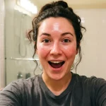 Nejlepší chemický peeling na doma: Zářivá pleť bez zničené bariéry 5 Žena s čistou a zářivou pletí po aplikaci chemického peelingu